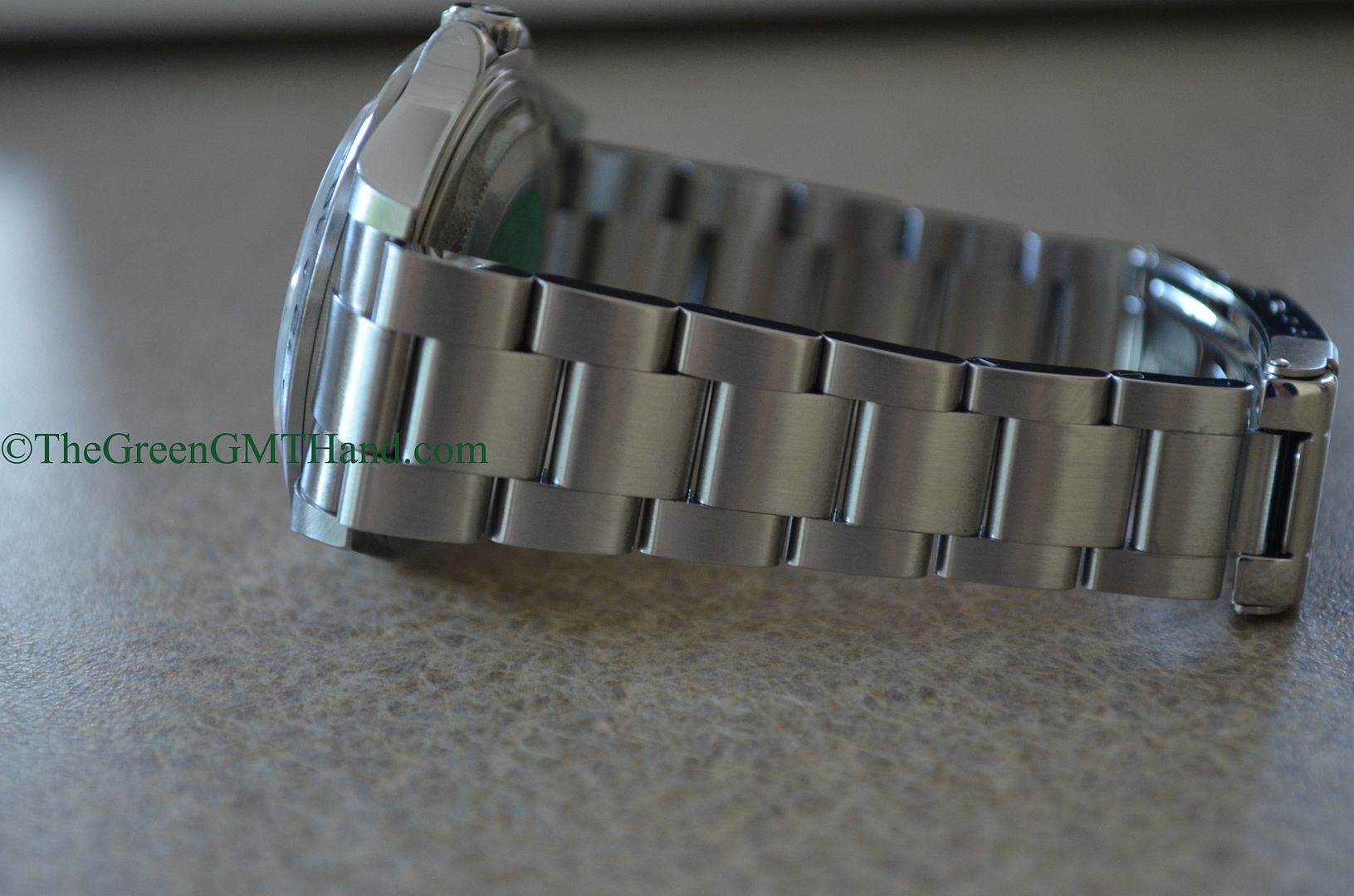 Rolex For Sale-Rolex 16570 Explorer II White Dial 40mm 3185 Movement Z Serial Preowned