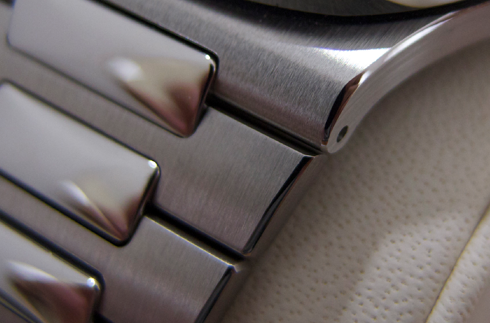 chamfer on Patek Philippe Nautilus 5711 white dial