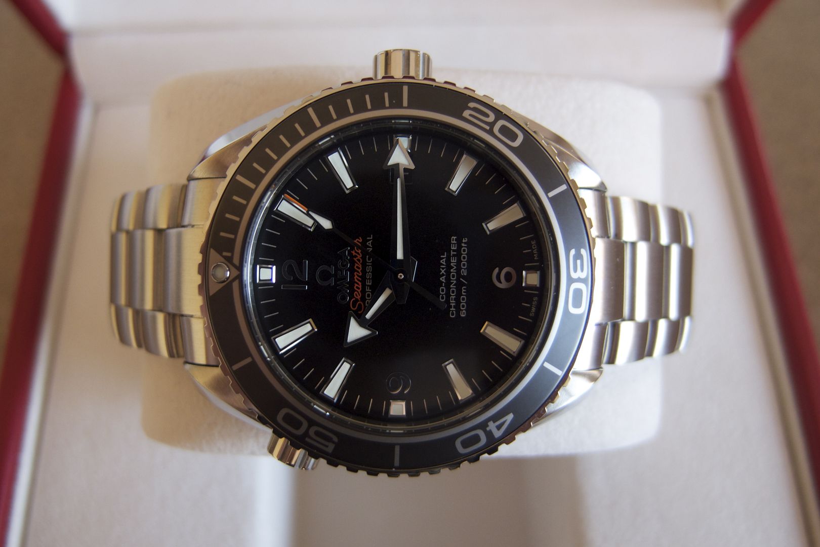 Omega Planet Ocean 8500 Movement with ceramic bezel insert-Rolex Ceramic Bezel vs. Aluminum Bezel: Characteristics & Critique