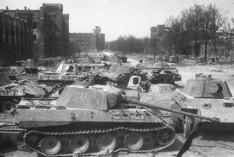 Carros Panther abandonados en una plaza de Berlín tras la rendición