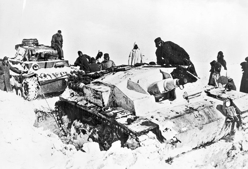 Carros de combate alemanes atascados en la nieve camino de Moscú