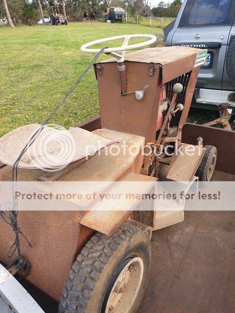 [Linked Image from i1181.photobucket.com]